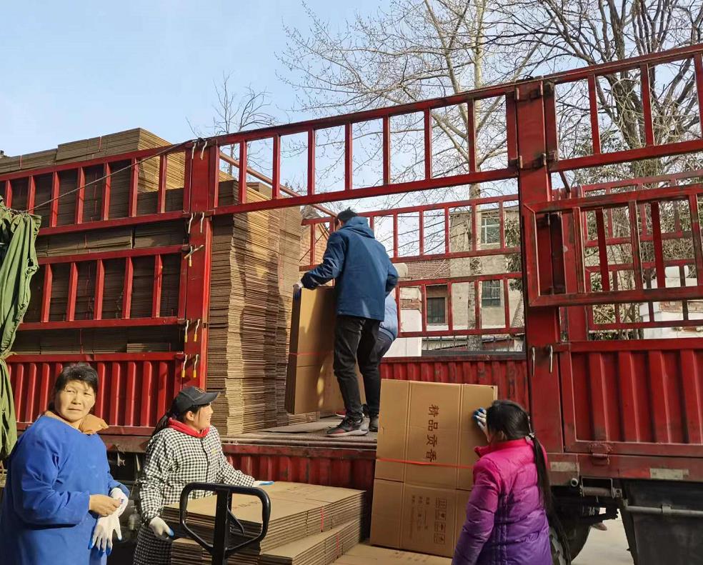 甲盾(dùn)紙箱送貨現(xian)場